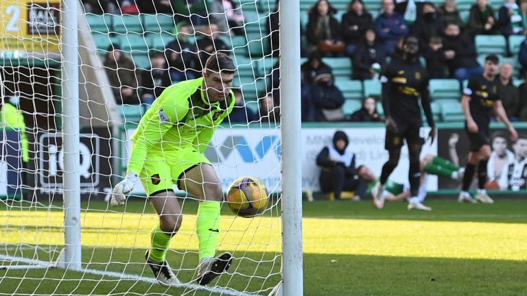 EDINBURGH, SCOTLAND - JANUARY 29: Hibernian&#39;s Chris Cadden&#39;s cross catches out Livingston&#39;s Max Stryjek and makes it 2-1 during a cinch Premiership match between Hibernian and Livingston at Easter Road, on January 29, 2022, in Edinburgh, Scotland. (Photo by Paul Devlin / SNS Group)