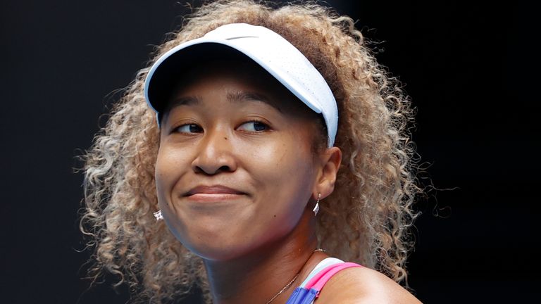 Naomi Osaka a lancé sa défense du titre de l'Open d'Australie avec une victoire confortable lundi à Melbourne