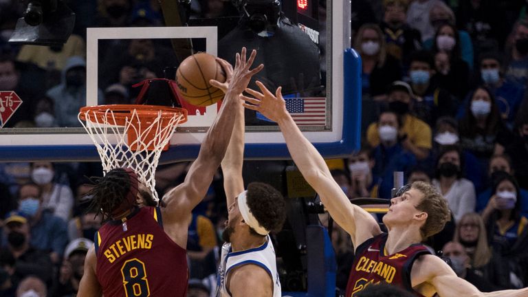 Golden State Warriors guard Klay Thompson, center, wets as Cleveland Cavaliers strikers Lamar Stevens (8) and Lauri Markkanen, top right, defend during the first half of an NBA basketball game in San Francisco on Sunday, January 9, 2022. (AP Photo / John Hefti)