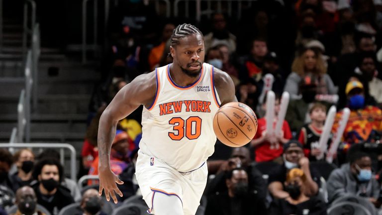New York Knicks forward Julius Randle dribbles the ball 