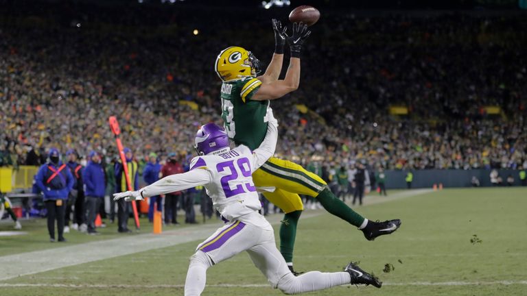 Green Bay Packers&#39; Allen Lazard catches a touchdown pass over Minnesota Vikings&#39; Kris Boyd