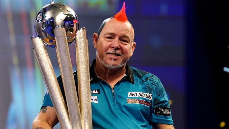 Peter Wright a brandi le trophée Sid Waddell pour la deuxième fois après sa victoire sur Michael Smith à Alexandra Palace