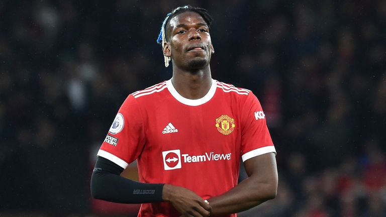 Manchester United Paul Bokba durante el partido de fútbol de la Premier League inglesa entre Manchester United y Liverpool en Old Trafford en Manchester, Inglaterra, el domingo 24 de octubre de 2021.