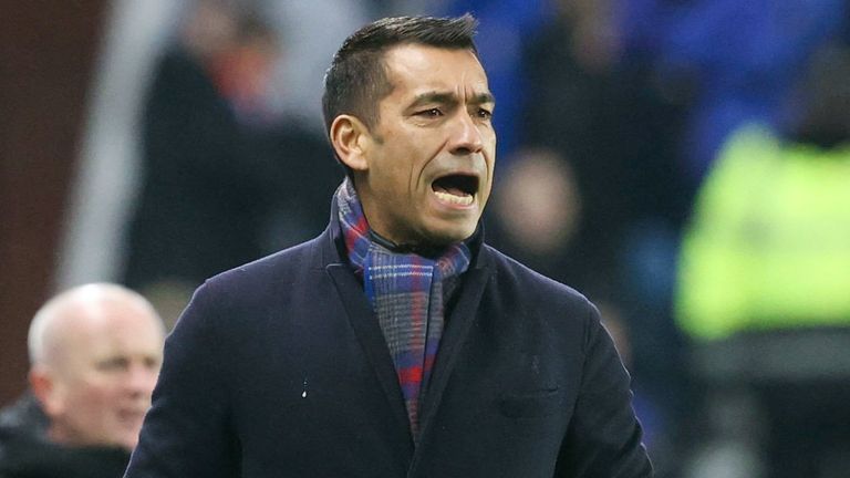 GLASGOW, SCOȚIA - 26 IANUARIE: Managerul Rangers, Giovanni van Bronckhorst, în timpul unui meci de premieră între Rangers și Livingston pe stadionul Ibrox, pe 26 ianuarie 2022, în Glasgow, Scoția.  (Fotografia de Alan Harvey / SNS Group)