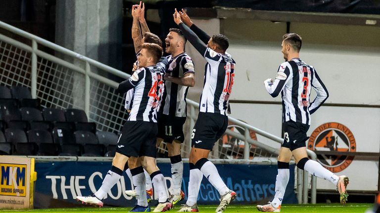 DUNDEE, SCOTLAND - JANAURY 18: St Mirren&#39;s players celebrate after Eamonn Brophy makes it 2-0 during a Cinch premiership match between Dundee United and St. Mirren at Tannadice, on January 18, 2022, in Dundee, Scotland. (Photo by Roddy Scott / SNS Group)