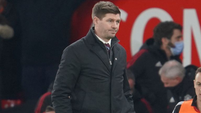 El técnico de Aston Villa, Steven Gerrard, parece decepcionado después de que su equipo perdiera al Man Utd en la Copa FA