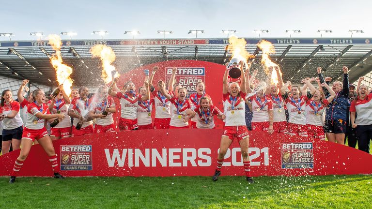 St Helens celebrate being crowned 2021 Women's Super League champions. (Picture by Allan McKenzie/SWpix.com) 