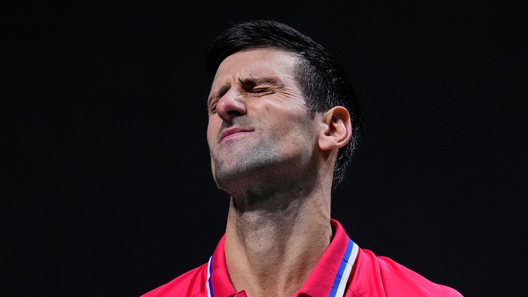 El serbio Novak Djokovic responde al kazajo Alexander Bublik durante el partido de cuartos de final de la Copa Davis entre Serbia y Kazajistán en el Madrid Arena de Madrid, España, el miércoles 1 de diciembre de 2021 (AP Photo / Manu Fernandez)