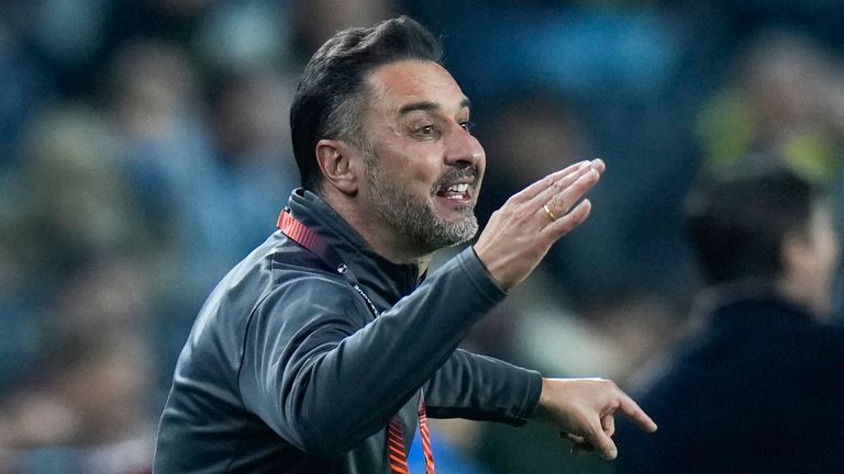 Fenerbahce's head coach Vitor Pereira gives instructions during the Europa League group D soccer match between Fenerbahce and Eintracht Frankfurt at Sukru Saracoglu stadium in Istanbul, Turkey, Thursday, Dec. 9, 2021. The match ended in a 1-1 draw. (AP Photo/Francisco Seco)