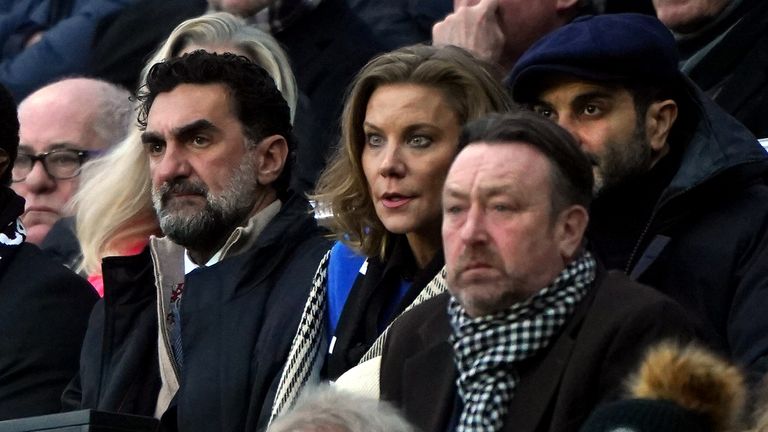 Председателят на Нюкасъл Юнайтед Ясир Ал-Румаян (вляво) със съсобственицата Аманда Стейвли по време на мача от третия кръг на ФА Къп в Сейнт Джеймс' Парк