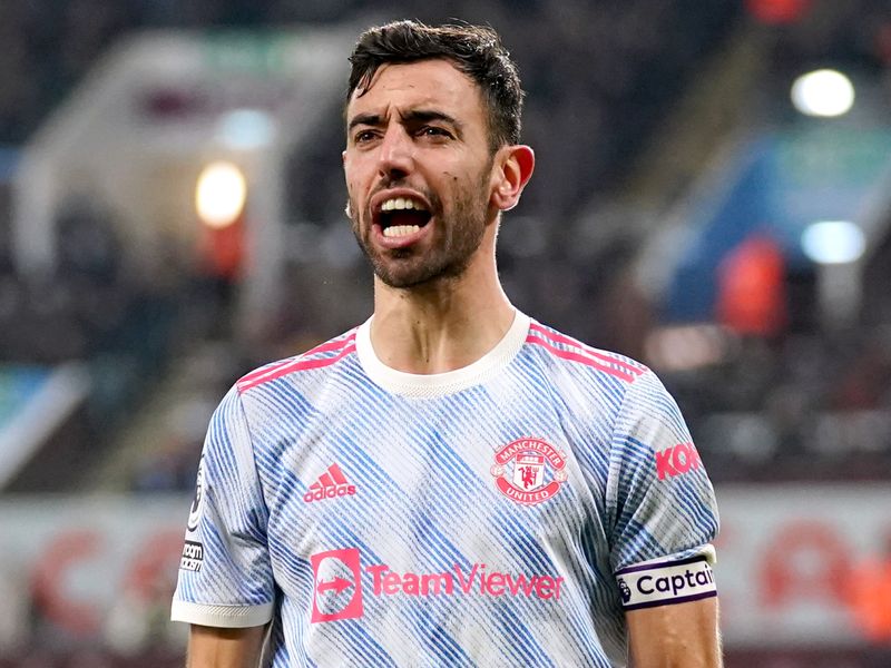 Premier League: Bruno Fernandes signs new Manchester United deal