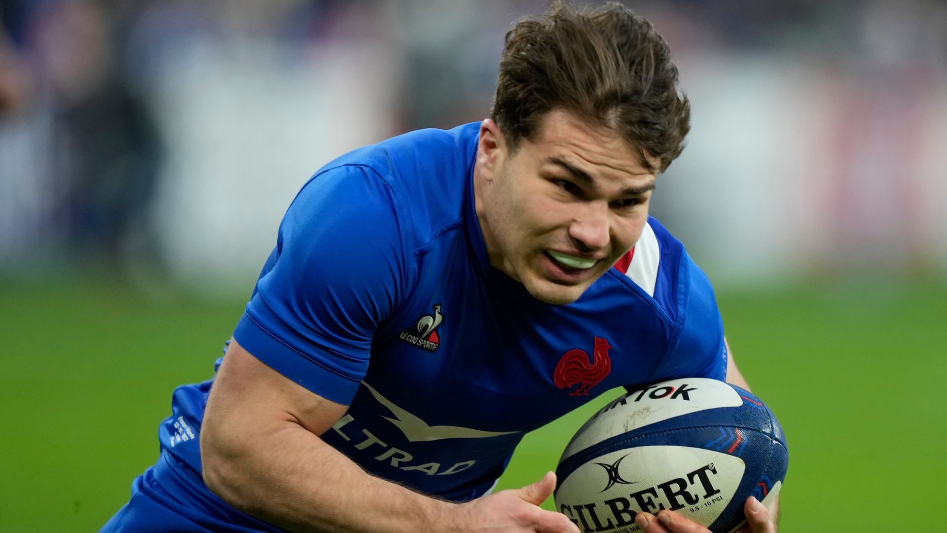 France hold off thrilling Ireland comeback to win in Paris