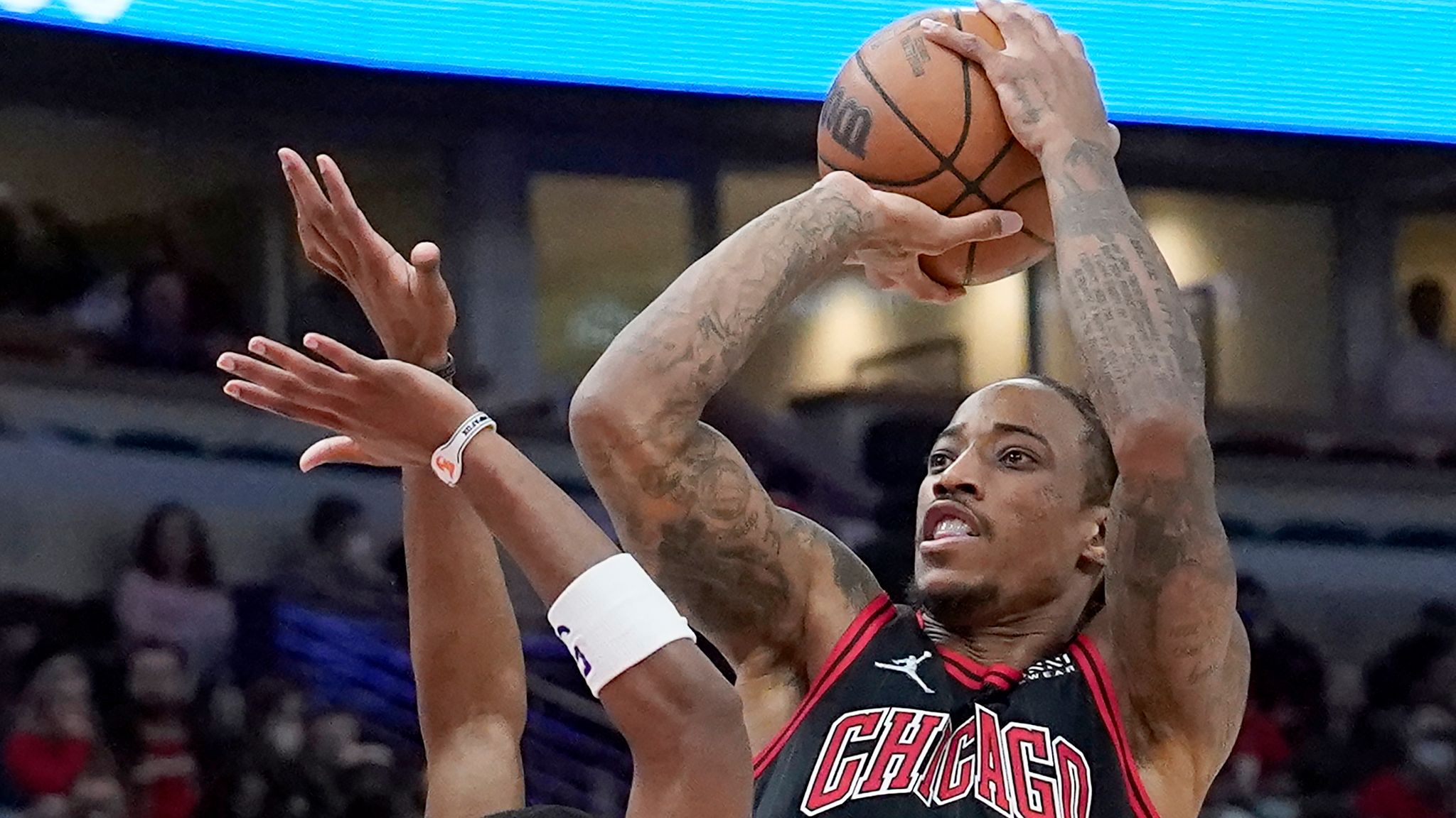 DeMar DeRozan leads Bulls past Wizards, makes NBA history with