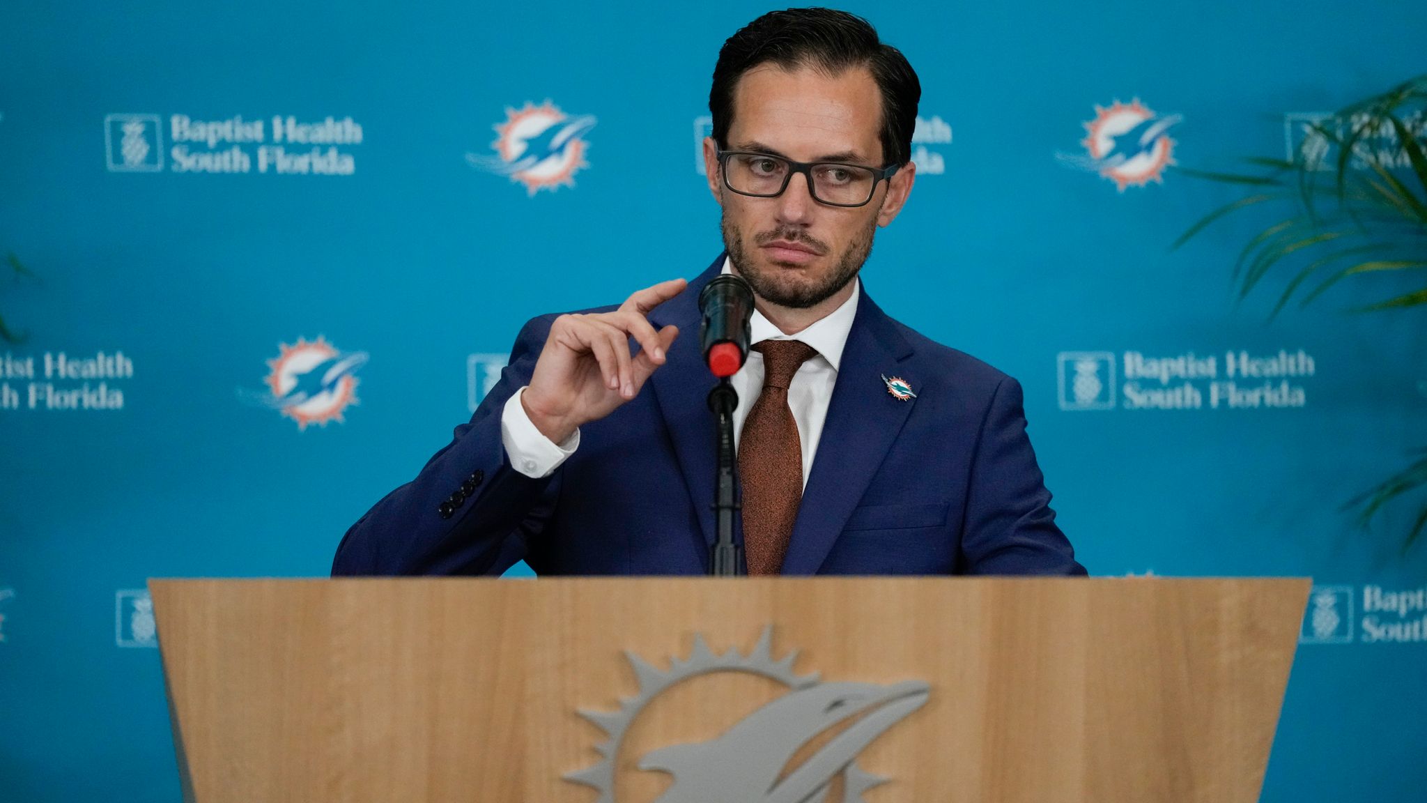 New Dolphins coach Mike McDaniel flies to Florida with family