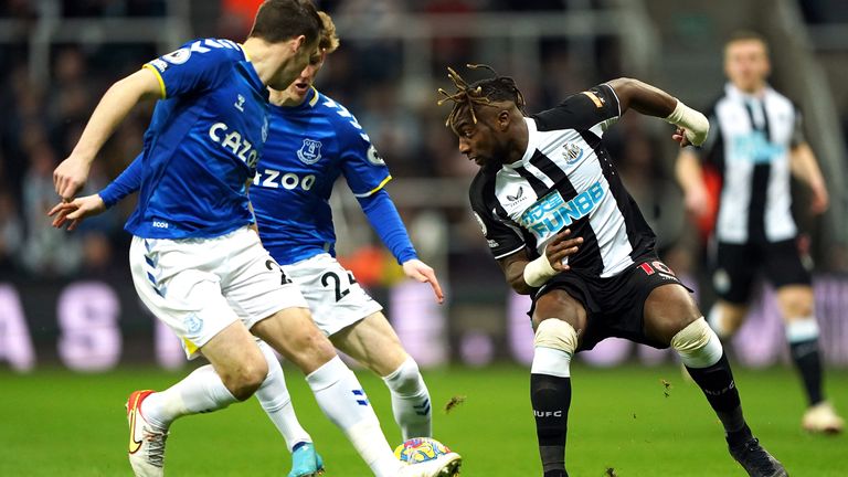 Newcastle United&#39;s Allan Saint-Maximin (right) battles for the ball with Everton&#39;s Seamus Coleman and Anthony Gordon
