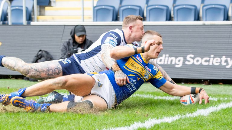 Ash Handley dots down for Leeds