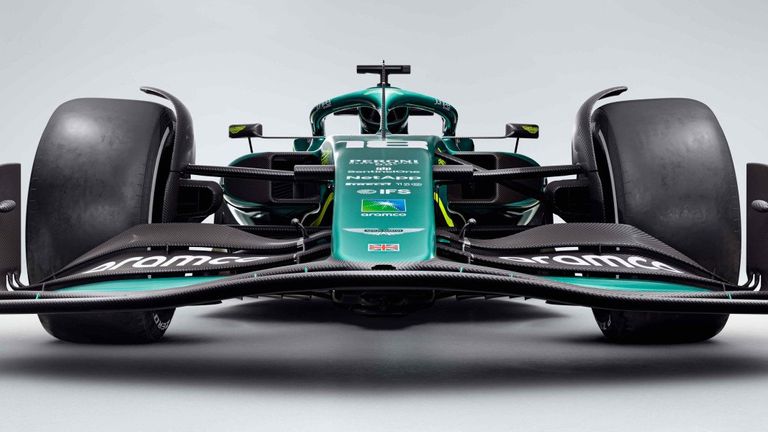 L'équipe Aston Martin a dévoilé sa nouvelle voiture pour la saison 2022 de Formule 1.  (Attention : la vidéo contient des images clignotantes)