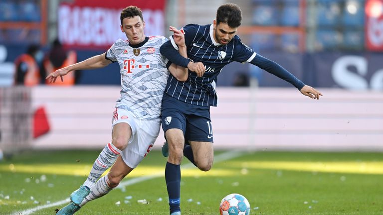 12 February 2022, North Rhine-Westphalia, Bochum: Soccer: Bundesliga, VfL Bochum - FC Bayern Munich, Matchday 22, at Vonovia Ruhrstadion. Munich&#39;s Benjamin Pavard (l) in a duel with Bochum&#39;s Gerrit Holtmann. IMPORTANT NOTE: In accordance with the regulations of the DFL Deutsche Fu&#39;ball Liga and the DFB Deutscher Fu&#39;ball-Bund, it is prohibited to use or have used photographs taken in the stadium and/or of the match in the form of sequence pictures and/or video-like photo series. 