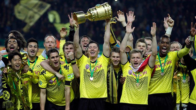 El equipo de Borussia Dortmund 2011/12 estaba formado por Robert Lewandowski (centro), Ilkay Gundogan y Shinji Kagawa (ambos en el extremo izquierdo)