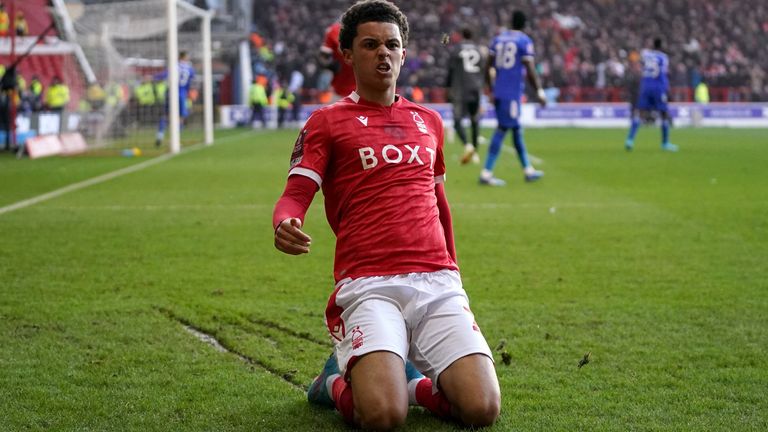 Brennan Johnson de Nottingham Forest anotó el segundo gol del partido durante la cuarta ronda de la Copa FA de los Emiratos en el Nottingham City Stadium.  Imagen Fecha: domingo, 6 de febrero de 2022.