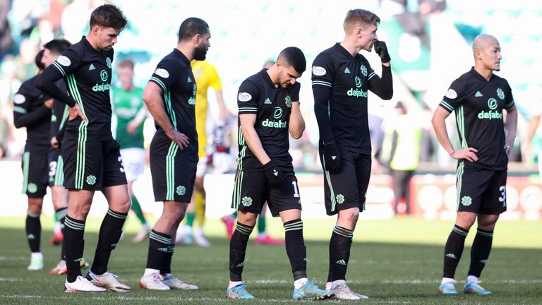 EDINBURGH, SCOTLAND - FEBRUARY 27: Celtic players look dejected at full time during a Cinch premiership match between Hibernian and Celtic at Easter Road, on February 27, in Edinburgh, Scotland. (Photo by Alan Harvey / SNS Group)