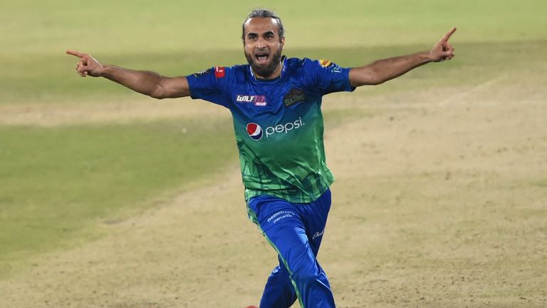 Multan Sultans' Imran Tahir (L) celebrates after bowling out Quetta Gladiator's Ben Duckett (unseen) during the Pakistan Super League (PSL) Twenty20 cricket match between Multan Sultan and Quetta Gladiators at the National Cricket Stadium in Karachi on January 31, 2022.