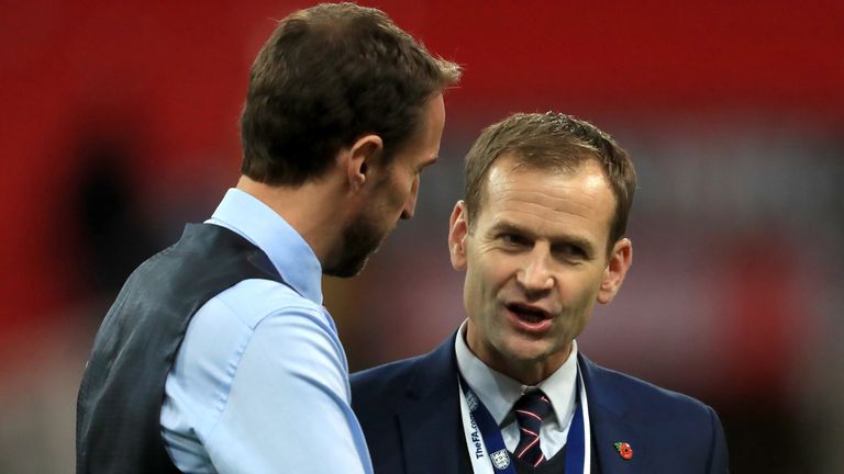 Englannin manageri Gareth Southgate (vasemmalla) keskustelee FA:n teknisen johtajan Dan Ashworthin kanssa ennen kansainvälistä ystävyysottelua Wembley Stadiumilla Lontoossa.
