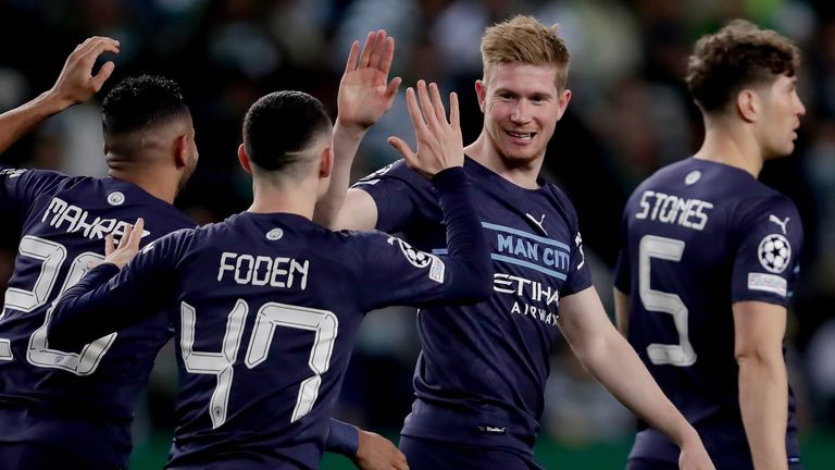 Phil Foden e Kevin De Bruyne festeggiano un altro gol del Manchester City