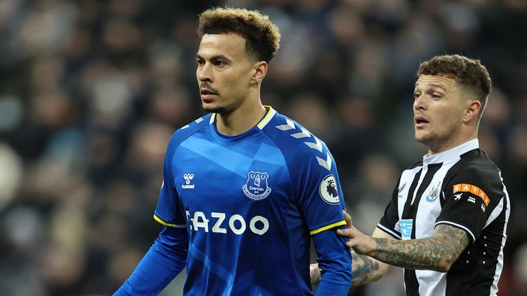 Dele Alli del Everton y Kieran Trippier del Newcastle United