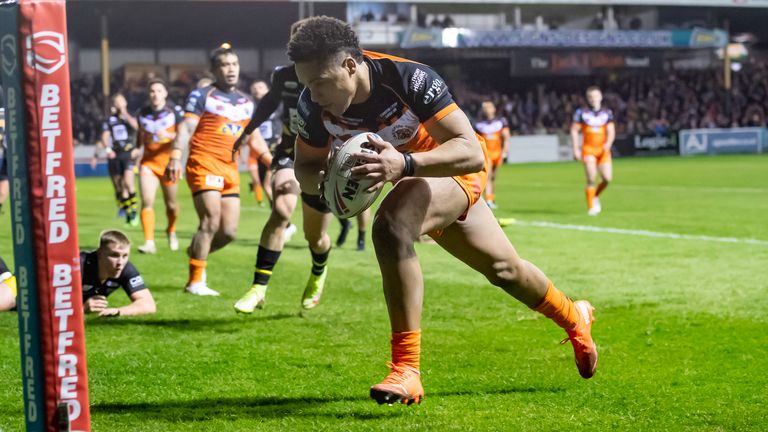 Picture by Allan McKenzie/SWpix.com - 11/02/2022 - Rugby League - Betfred Super League Round 1 - Castleford Tigers v Salford Red Devils - the Mend A Hose Jungle, Castleford, England - Castleford&#39;s Derrell Olpherts goes in for a try agianst Salford.