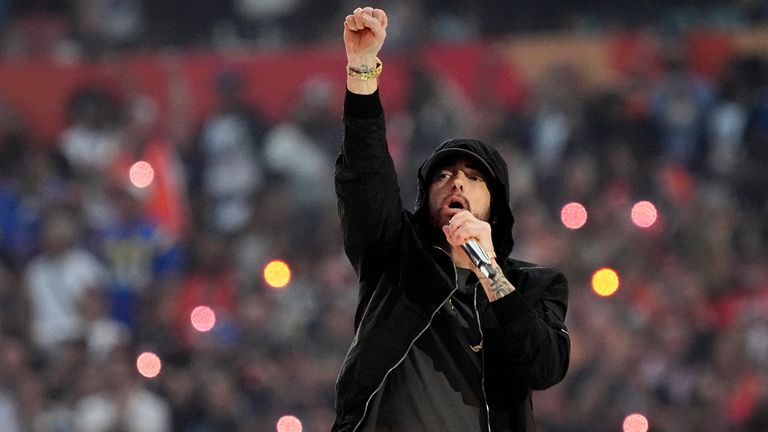 Eminem występuje podczas przerwy w przerwie meczu Super Bowl LVI