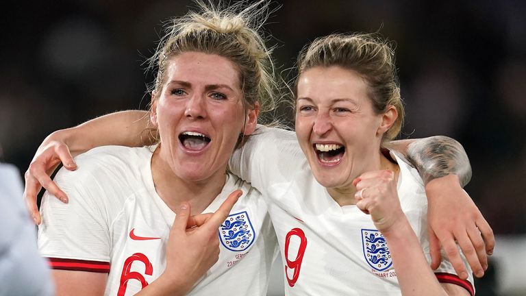 Millie Bright y Elaine White celebran la victoria de Inglaterra sobre Alemania