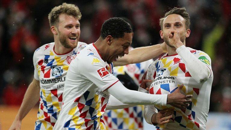 Danish forward Marcus Ingvartsen (R) celebrates scoring Mainz's dramatic late winner