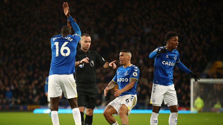 Allan and Abdoulaye Doucoure of Everton platers appeal to referee Paul Tierney for handball during the Premier League match between Everton and Manchester City at Goodison Park on February 26, 2022 in Liverpool, England.