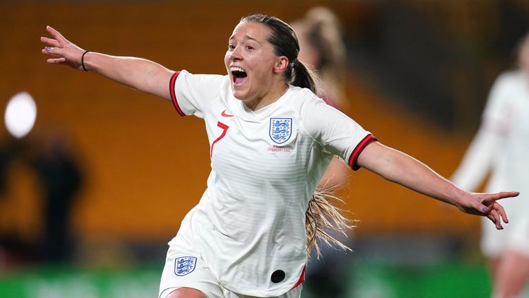 Fran Kirby feirer etter å ha scoret Englands tredje mål