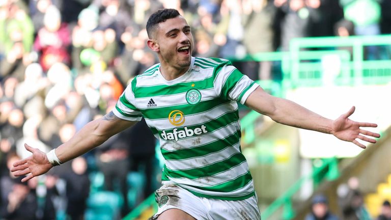 Celtic&#39;s Giorgos Giakoumakis celebrates making it 2-1