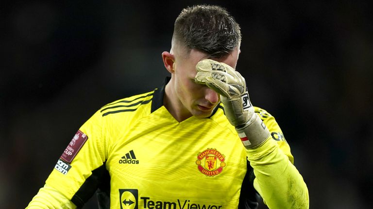 El portero del Manchester United, Dean Henderson, responde con una tanda de penaltis durante el partido de la cuarta ronda de la Copa FA de los Emiratos en Old Trafford, Manchester.  Fecha de la foto: viernes 4 de febrero de 2022.