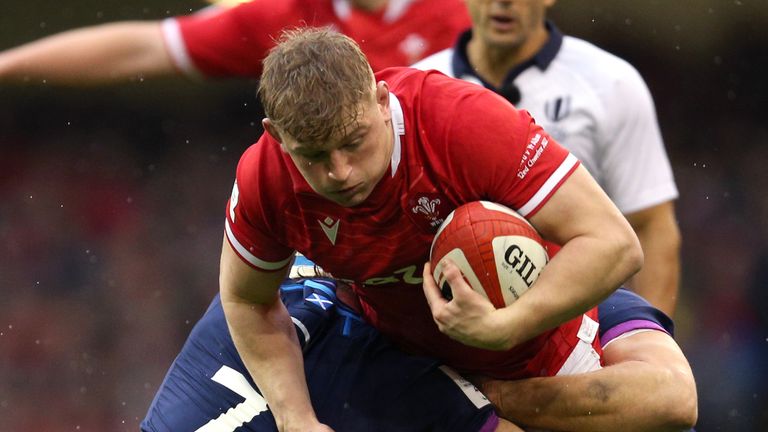 Wales defeated Scotland to keep their title hopes alive