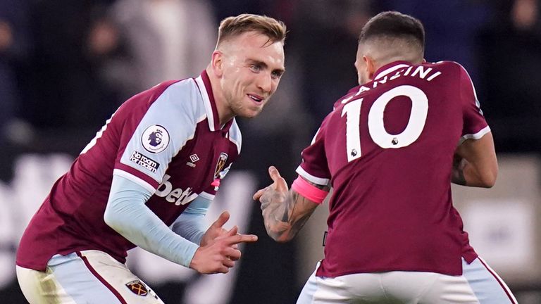 Jarrod Bowen celebrates his goal with Manuel Lanzini