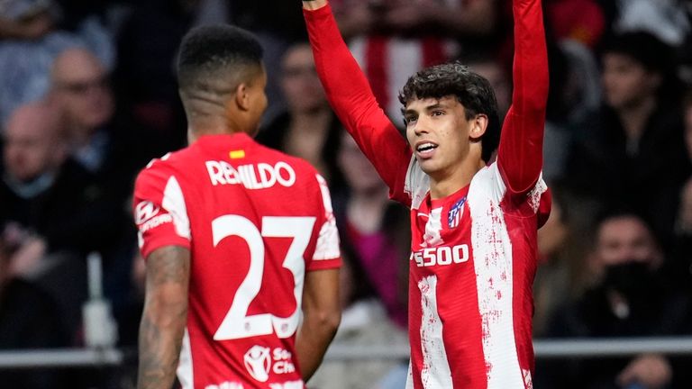 Joao Félix del Atlético de  Madrid celebra tras anotar