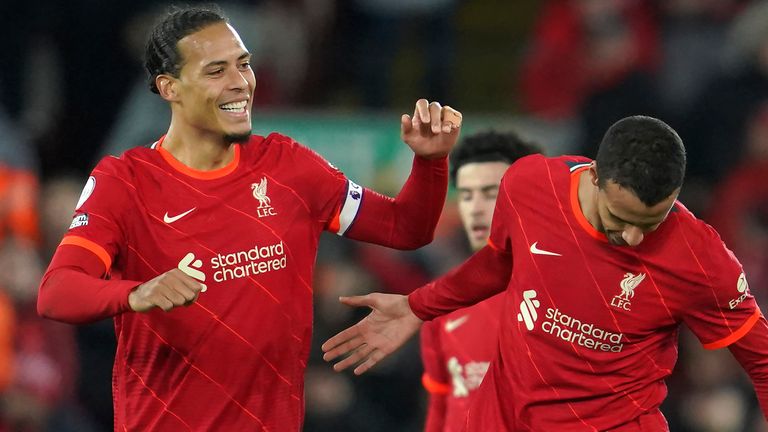 Joel Matip del Liverpool celebra con su compañero de equipo Virgil van Dijk después de anotar