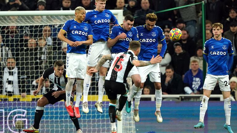 Kieran Trippier scores Newcastle&#39;s third goal from a free kick