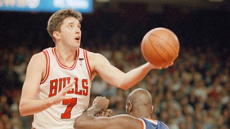 Chicago Bulls&#39; Toni Kukoc goes to the hoop past the New York Knicks&#39; Herb Williams during the second quarter of their NBA semi-final playoff game at Chicago, May 13, 1994. Kukoc went on to make the last second shot to give the Bulls a 104-102 victory over the Knicks. New York leads the best-of-seven series 2-1. (AP Photo/John Swart)


