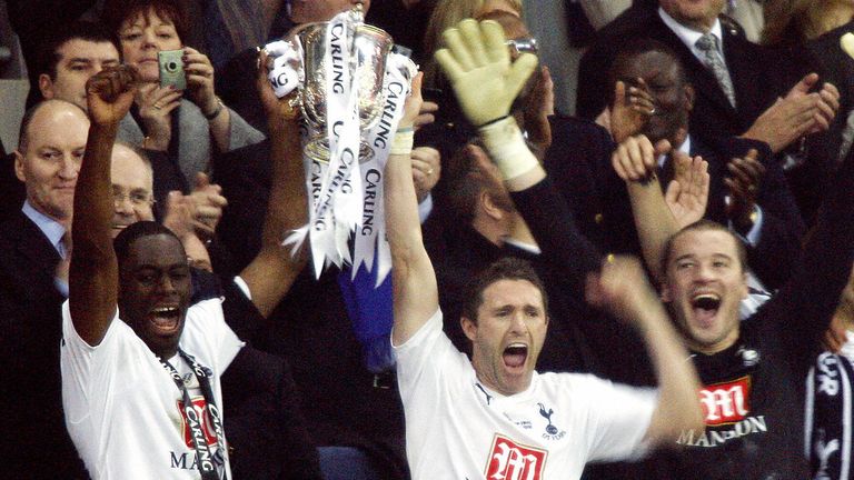 Ledley King and Robbie Keane lift the 2008 Carling Cup for Tottenham