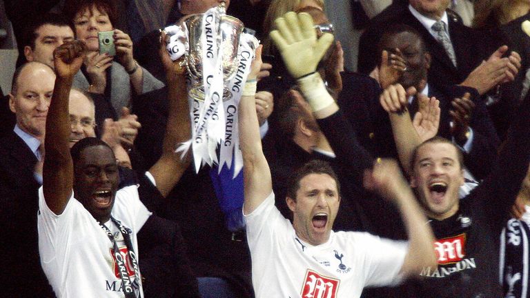 Ledley King y Robbie Keane levantan la Carling Cup 2008 para el Tottenham