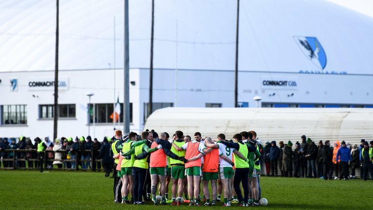 20 February 2022; London players huddle before the Allianz Football League Division 4 match between Leitrim and London at Connacht GAA Centre of Excellence in Bekan, Mayo. Photo by Ben McShane/Sportsfile