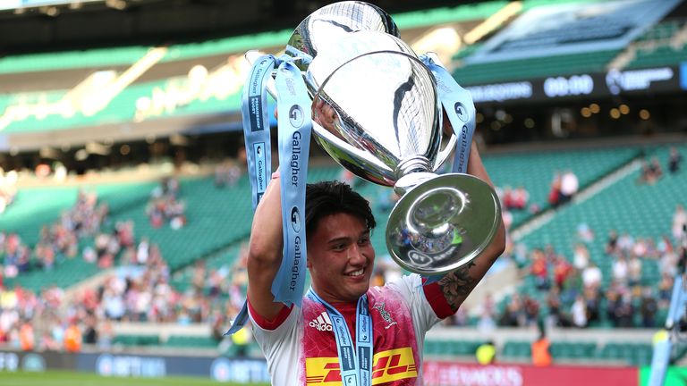 Smith lifts the Premiership trophy in 2021 after a sensational Harlequins triumph 