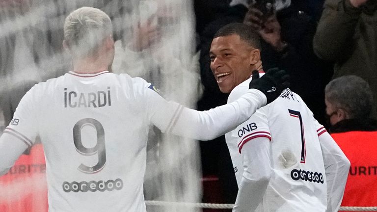 Kylian Mbappé viert feest tijdens de overwinning van Paris Saint-Germain