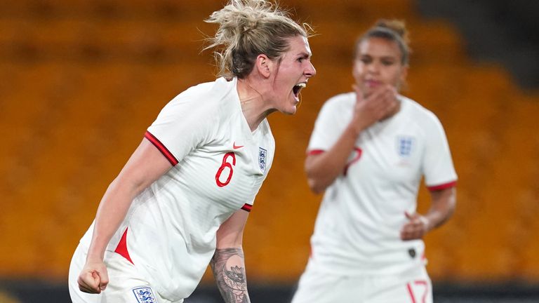 Millie Bright de Inglaterra celebra marcar el segundo gol del partido de su equipo