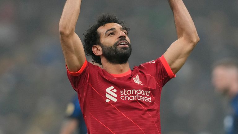 Mohamed Salah celebra los goles de Liverpool e Inter de Milán